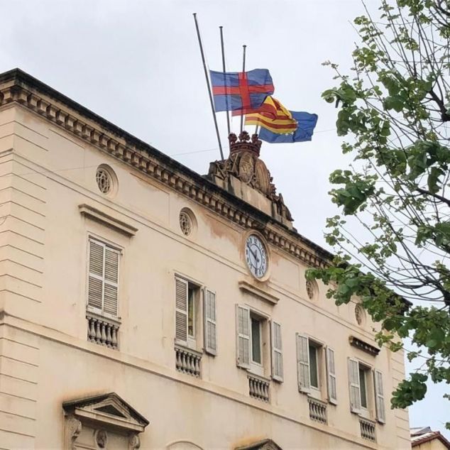 La façana de l'Ajuntament de Mataró, amb les banderes onejant a mig pal pel Covid-19. Foto: Ajuntament de Mataró