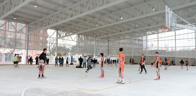La pista exterior amb la nova coberta de l'Eusebi Millan La pista exterior amb la nova coberta de l'Eusebi Millan