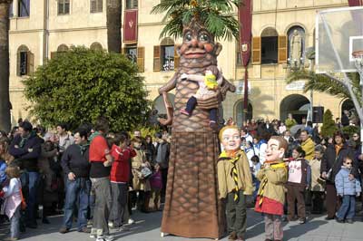 El nou gegant és una palmera amb cara humana.