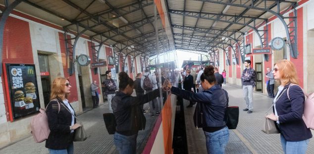Un tren a l'estació de Mataró Un tren a l'estació de Mataró