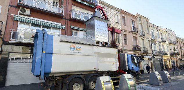 Un camió del servei de recollida de residus Un camió del servei de recollida de residus