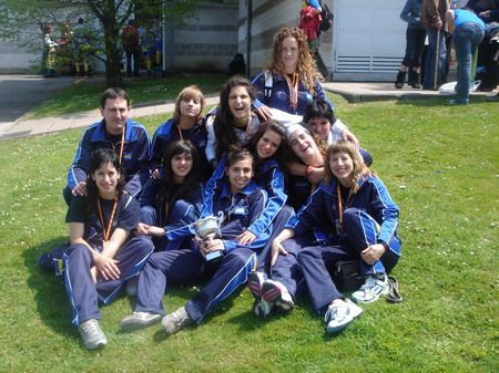 Les noies amb el trofeu i les medalles pel tercer lloc Les noies amb el trofeu i les medalles pel tercer lloc