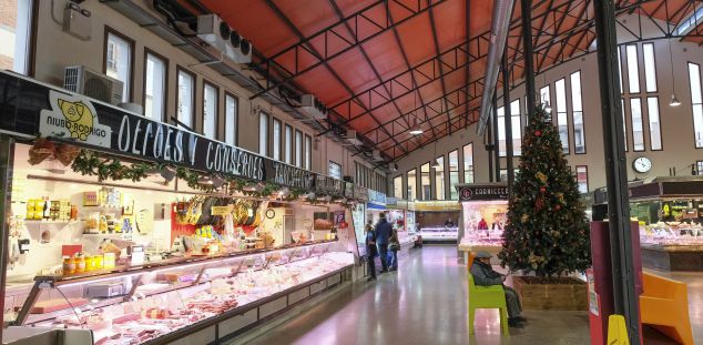 Interior del mercat de la plaça de Cuba. Foto: R. G. Interior del mercat de la plaça de Cuba. Foto: R. G.