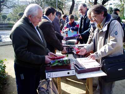 Unos cuántos de los coleccionistas haciendo intercambio el pasado domingo día 5. Unos cuántos de los coleccionistas haciendo intercambio el pasado domingo día 5.