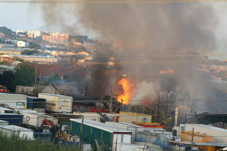 El incendio de la fábrica textil junto al aparcamiento de camiones