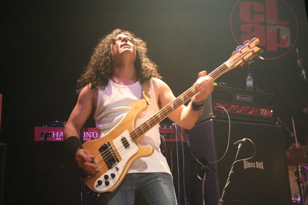 El bajista, en un momento del concierto El bajista, en un momento del concierto