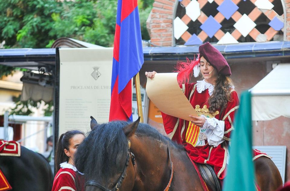 l'Herald proclamant la Festa Major a la Plaça Gran l'Herald proclamant la Festa Major a la Plaça Gran
