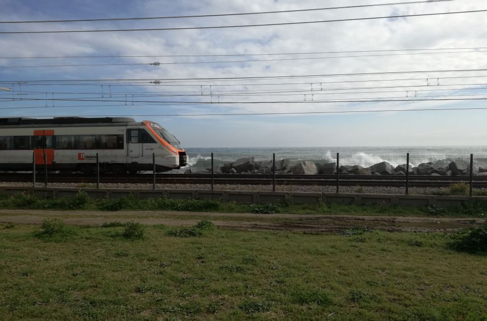 Un tren de la línia R1 de Rodalies al Maresme Un tren de la línia R1 de Rodalies al Maresme