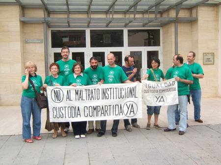 Los manifestantes mostrando la parcarta reivindicativa Los manifestantes mostrando la parcarta reivindicativa