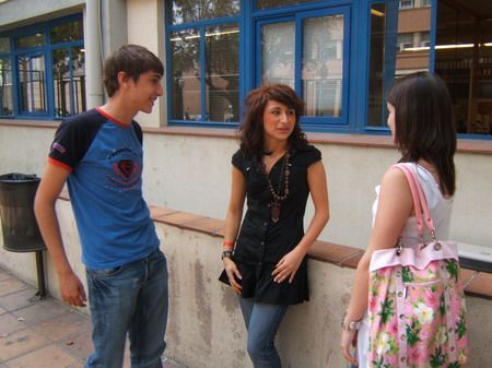 Tres estudiantes, conversando al exterior de la Politécnica después de un examen Tres estudiantes, conversando al exterior de la Politécnica después de un examen