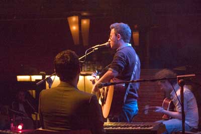 Un moment del concert de Mishima a Privat. Un moment del concert de Mishima a Privat.
