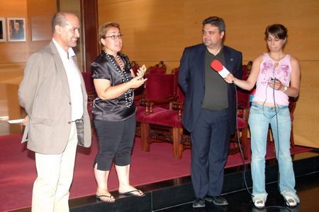 Toni Guirao, Montserrat Guardiola i Carlos Fernàndez, donant la benvinguda als nens