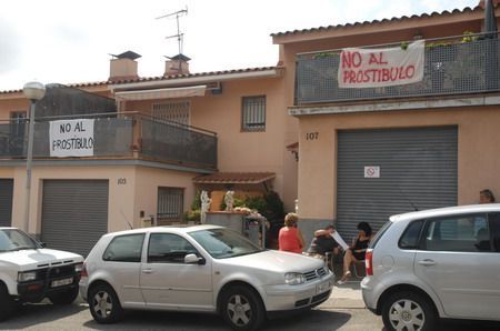 Veïns del carrer protesten per la presència del prostíbul.
