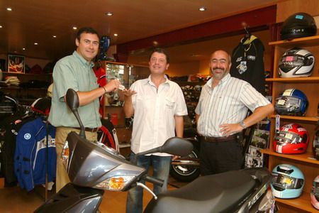 Toni Boquet y leditor de la Guía Renacuajo, Matad Ros, entregando las claves de la moto al ganador Jaime Coria Toni Boquet y leditor de la Guía Renacuajo, Matad Ros, entregando las claves de la moto al ganador Jaime Coria