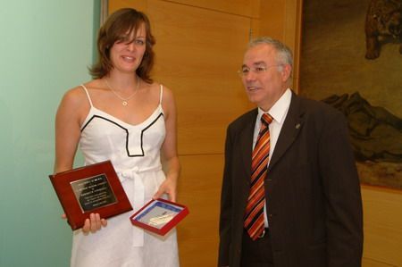 Fernàndez con la placa que le ha entregado el alcalde Baron Fernàndez con la placa que le ha entregado el alcalde Baron