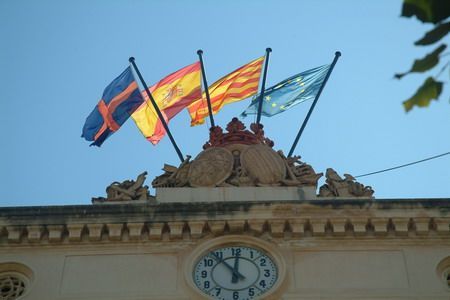 Las banderas ondeando en el ayuntamiento Las banderas ondeando en el ayuntamiento