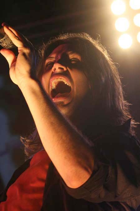 Salva R. Alberch, nuevo cantante de los Laxo, durante la actuación Salva R. Alberch, nuevo cantante de los Laxo, durante la actuación