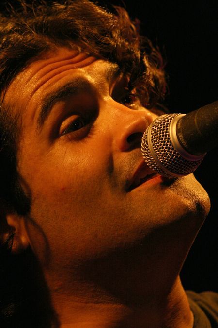 Pau Debon, el cantante de Antonia Font, durante el concierto Pau Debon, el cantante de Antonia Font, durante el concierto