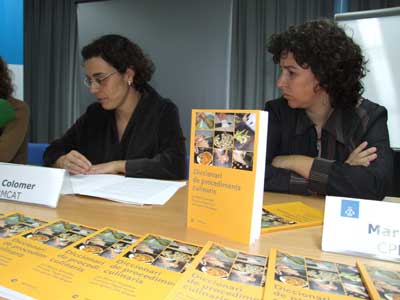 Rosa Colomer y Maria Fradera, con el libro presentado entremedias. Rosa Colomer y Maria Fradera, con el libro presentado entremedias.
