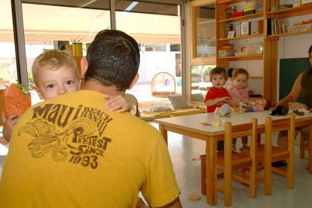 Dos instants del primer dia a l'escola Tabalet