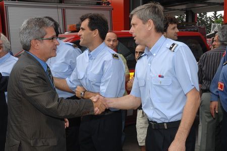 Saura saluda la cabeza de los Bomberos, Manuel Cató Saura saluda la cabeza de los Bomberos, Manuel Cató