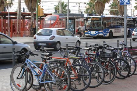 Aparcament de bicicletes davant l'Estació Aparcament de bicicletes davant l'Estació