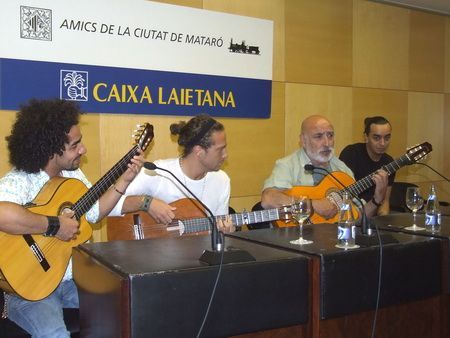 Peret durante su pequeña actuación Peret durante su pequeña actuación