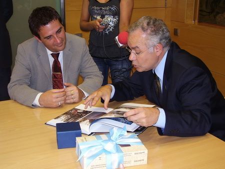 Lintendent de la municipalitat de Bialet Massé, Edgardo Gustavo Pueyo, conversant amb l'alcalde de Mataró Joan Antoni Baron
