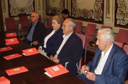 Els homenatjats durant la presentació