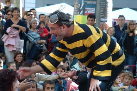 Una de las abejas durante la actuación.