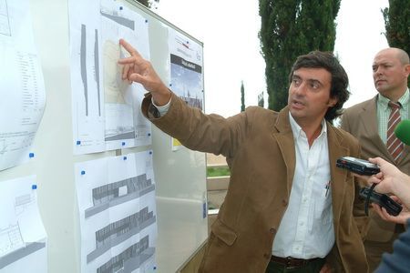Xavier Bonet ensenyant el plànol del nou edifici Xavier Bonet ensenyant el plànol del nou edifici