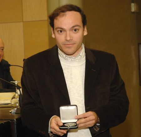 El ganador Ramon Reixach con el galardón El ganador Ramon Reixach con el galardón