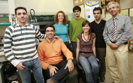 Vilchez (primero por la izquierda) y Guinovart (a la derecha) con el resto de investigadores