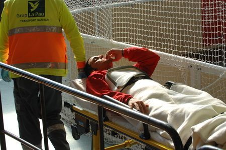 Momento en que Roger Arnau abandonaba el Pabellón de Cereza en una litera de los servicios médicos