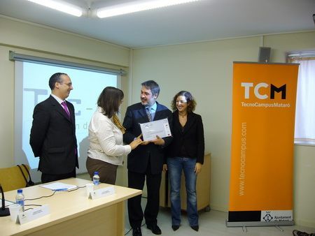 La presidenta de la Fundación Hospital, Carme Esteban, entregando el premio a Josep Maria Ramírez de la Fundación Privada Instituto de Neurorehabilitació Guttman