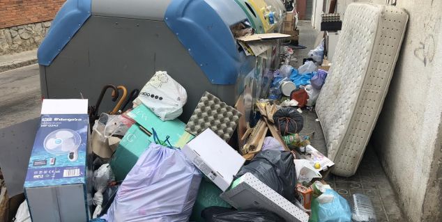 Los contenedores se multiplican en Mataró y provocan quejas vecinales