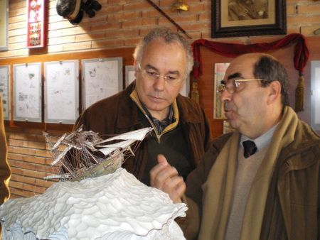 Baron y Solà, ante una de las esculturas del mataroní Baron y Solà, ante una de las esculturas del mataroní
