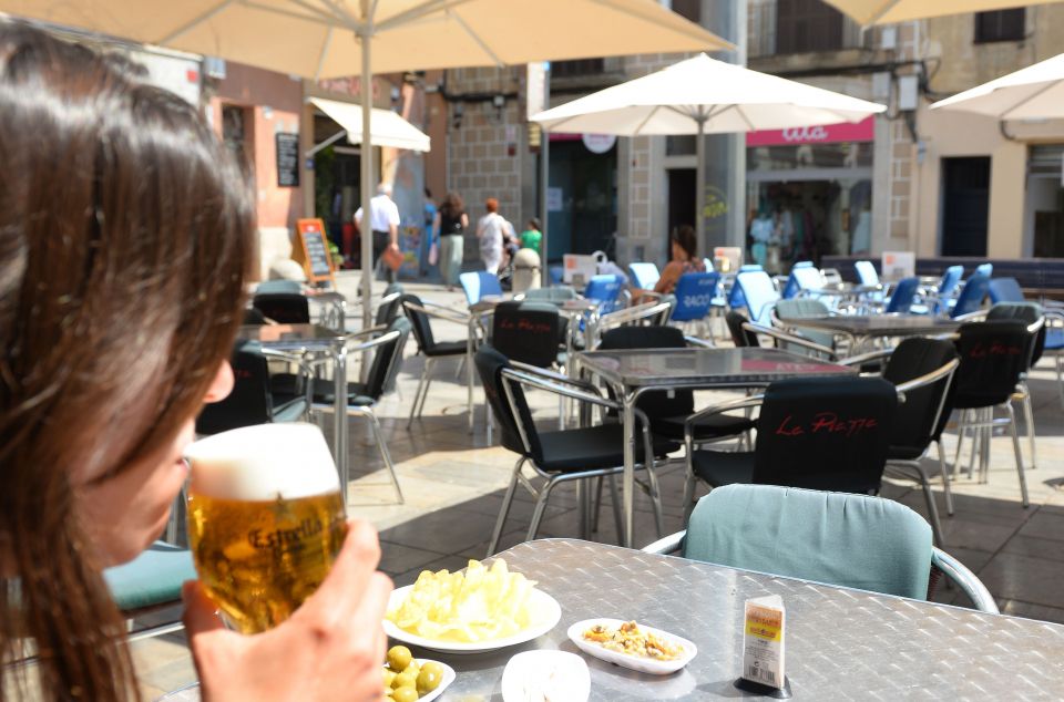 Imatge d'arxiu d'una terrassa a la plaça de la Peixateria de Mataró, actualment tancades