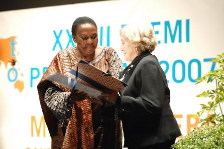 Makeba recull el premi de mans de Marina Bru