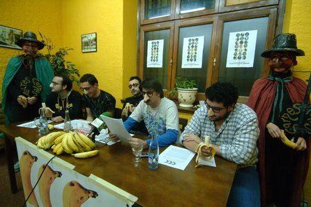 Los miembros del CCC, leyendo el comunicado Los miembros del CCC, leyendo el comunicado