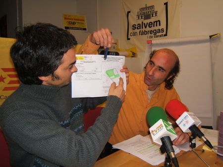 Safont-Tria i Jubany, mostrant el plànol de la finca que pertanyia a Naves Biada Safont-Tria i Jubany, mostrant el plànol de la finca que pertanyia a Naves Biada