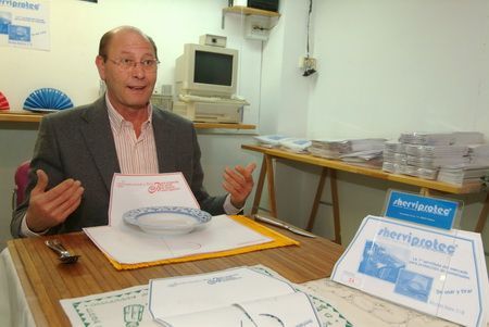 Tomàs López muestra la tovalla Tomàs López muestra la tovalla