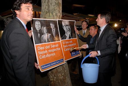 Maimí (izquierda) y Mora colgando el primer cartel