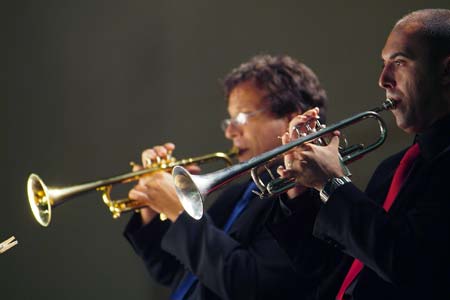 Dos instrumentistas de la sección de viento de la sinfónica Dos instrumentistas de la sección de viento de la sinfónica