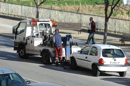 La grua municipal retirant un vehicle