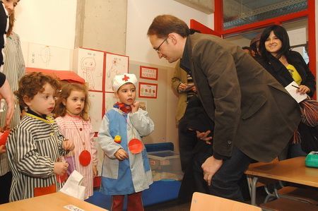 Herrera en la visita en la escuela