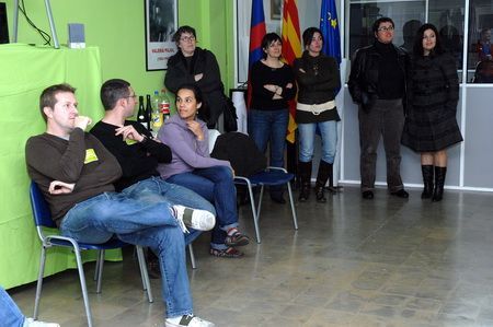Militantes de ICV siguiendo la jornada electoral a la sede de Mataró. Militantes de ICV siguiendo la jornada electoral a la sede de Mataró.