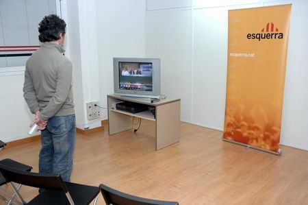 Sergi Penedès, mirant els escrutinis ahir a la seu local d'ERC Sergi Penedès, mirant els escrutinis ahir a la seu local d'ERC