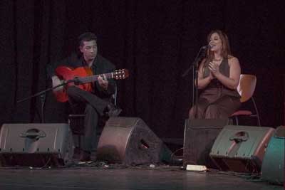 Cortés con uno de los guitarristas al inicio del concierto. Cortés con uno de los guitarristas al inicio del concierto.