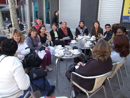 Les mares fent un cafè a la Plaça de Santa Anna